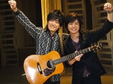 写真左から三浦祐太朗、押尾コータロー。