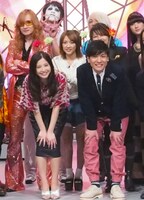 今週の人気の画像2位は「『堂本兄弟』新メンバーに樽美酒、シシド・カフカ、TOKIEら」より、森山直太朗（前列右）と吉高由里子（左）がゲスト出演した回の記念撮影。