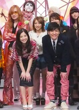 森山直太朗（前列右）と吉高由里子（左）がゲスト出演した回の記念撮影。