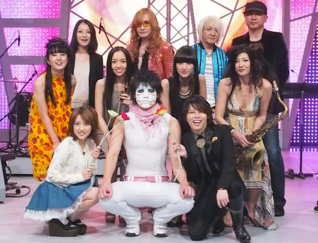 「新堂本兄弟」新レギュラーのTOKIE、宮本笑里、シシド・カフカ、YUKARIE（中列左から）、樽美酒研二（前列中央）。