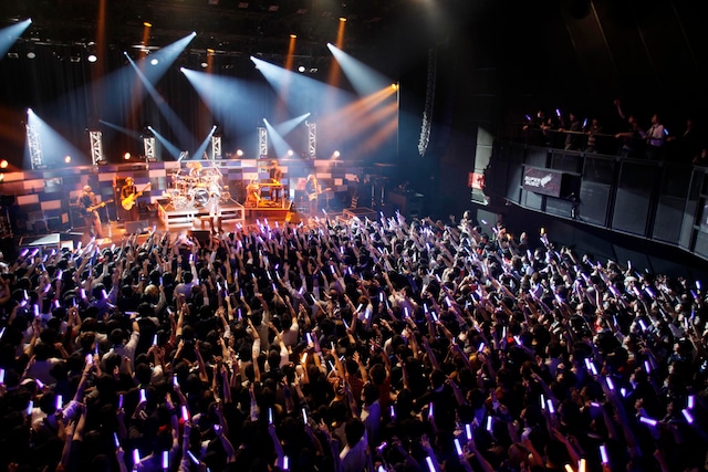藍井エイル「BLAU TOUR 2013」赤坂BLITZライブの様子。会場はイメージカラーの青いペンライトの光に包まれた。