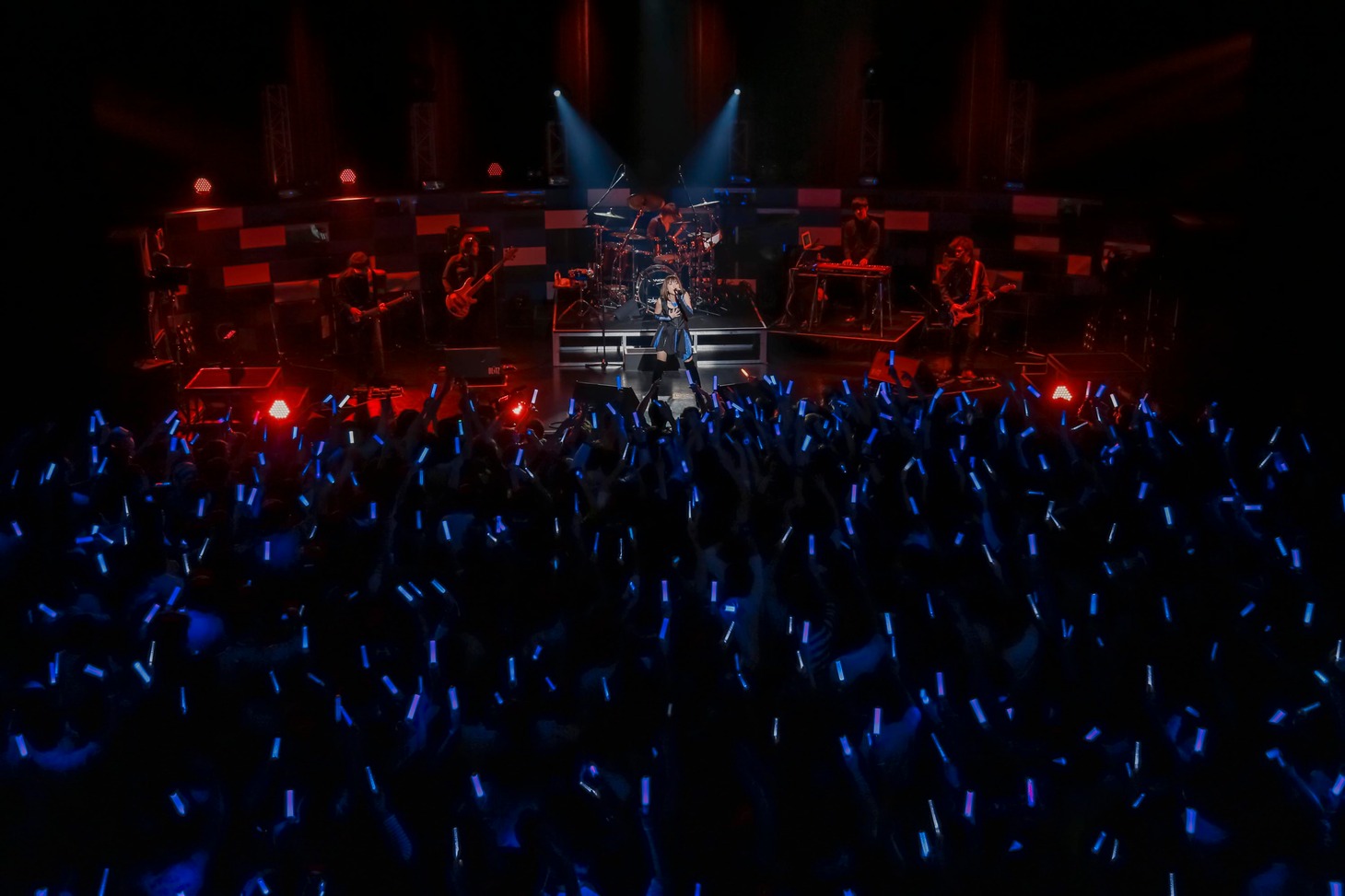 藍井エイル「BLAU TOUR 2013」赤坂BLITZライブの様子。会場はイメージカラーの青いペンライトの光に包まれた。