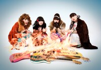 住所不定無職（右から2番目がユリナ）