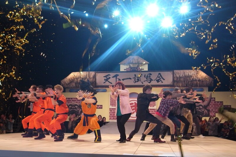 イベントの締めくくりにかめはめ波のポーズをき決めるイベント出演者たち。