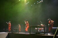 「天下一試写会」でのFLOWのパフォーマンスの様子。