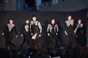 ライブパフォーマンス中のCROSS GENE。