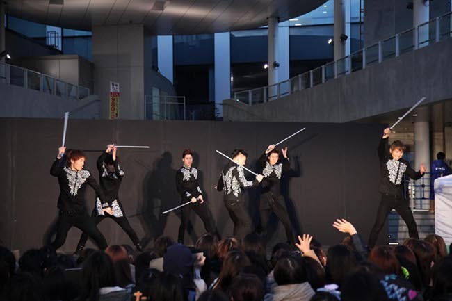 ライブパフォーマンス中のCROSS GENE。
