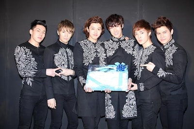 CROSS GENEは日本人のTAKUYA、韓国人のSHIN、SANGMIN、YONGSEOK、SEYOUNG、中国人のCasperの6人からなるユニット。