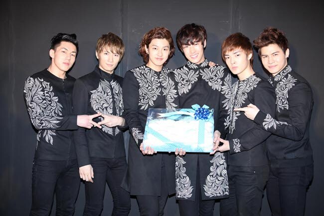 CROSS GENEは日本人のTAKUYA、韓国人のSHIN、SANGMIN、YONGSEOK、SEYOUNG、中国人のCasperの6人からなるユニット。