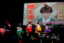 黒柳徹子からの「ももクロChan」地上波レギュラー決定の知らせに飛び上がって喜ぶももいろクローバーZ。