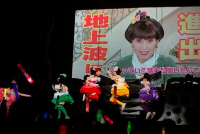 黒柳徹子からの「ももクロChan」地上波レギュラー決定の知らせに飛び上がって喜ぶももいろクローバーZ。