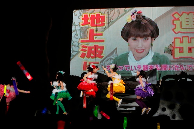 黒柳徹子からの「ももクロChan」地上波レギュラー決定の知らせに飛び上がって喜ぶももいろクローバーZ。