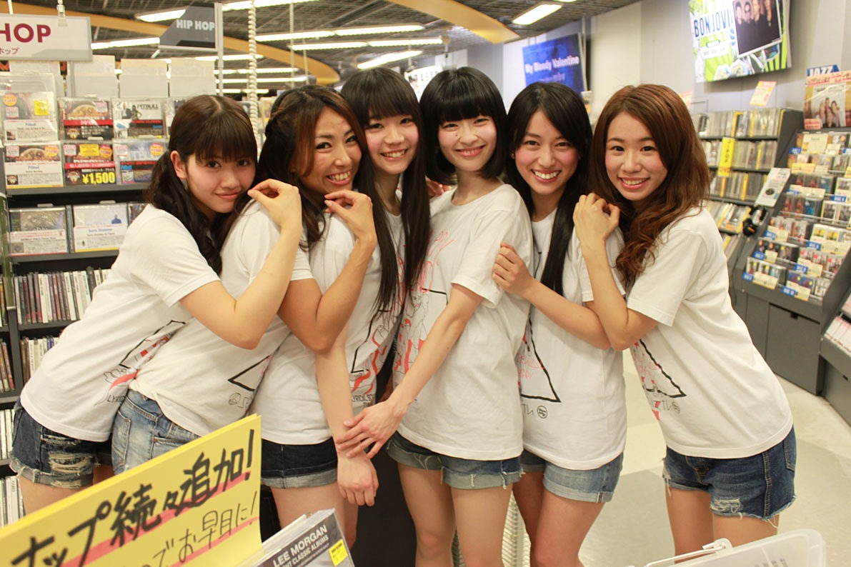 hina（左から3番目）を迎え入れた新生lyrical school。