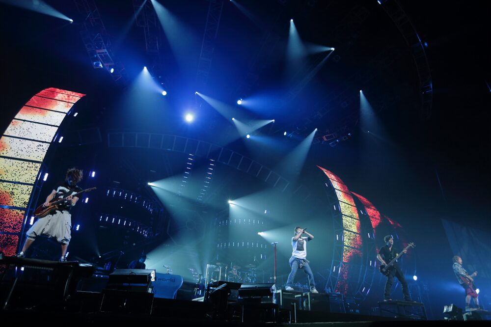 Uverworld 横アリ最終公演で新曲制作突入を宣言 音楽ナタリー Uverworld 横アリ最終公演で新曲制作突入を宣言 音楽ナタリー