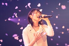 花びらが舞う中で「ripe」を歌う家入レオ。