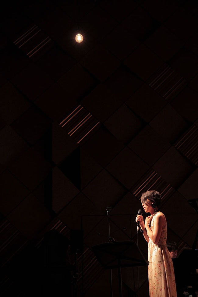 「笹川美和 TOUR 2013 都会の灯」東京公演での笹川美和。