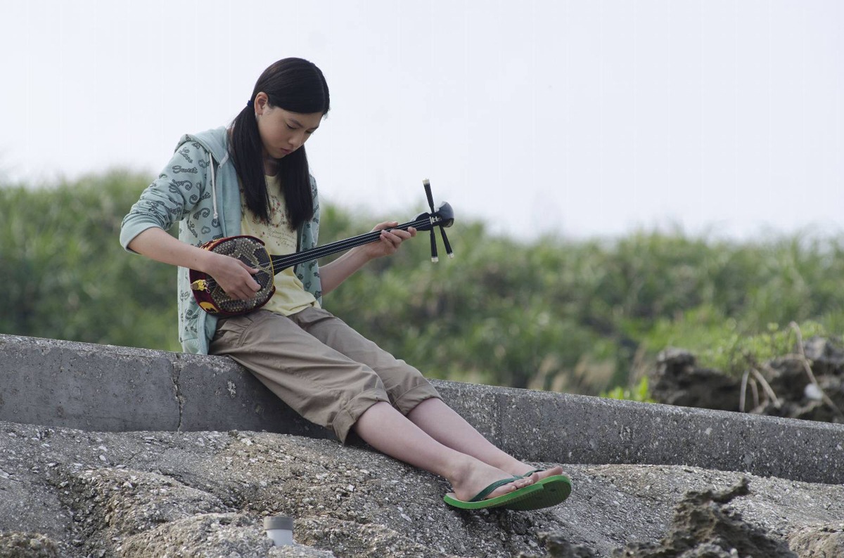 映画「旅立ちの島唄～十五の春～」のワンシーン。 (C)2012「旅立ちの島唄～十五 の春～」製作委員会