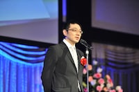 「宇宙兄弟プロジェクト」が「デジタル・コンテンツ・オブ・ジ・イヤー'12 / 第18回AMDアワード」優秀賞を受賞し、スピーチをする株式会社コルクの佐渡島庸平。