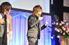 受賞の喜びを表現するゴールデンボンバー。