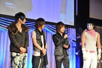 受賞スピーチをするゴールデンボンバー。