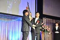 映画「おおかみこどもの雨と雪」が総務大臣賞を受賞し、登壇した細田守監督。