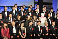 「デジタル・コンテンツ・オブ・ジ・イヤー'12 / 第18回AMDアワード」出席者たちによる記念撮影会の様子。