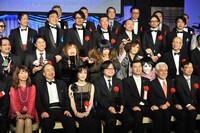 「デジタル・コンテンツ・オブ・ジ・イヤー'12 / 第18回AMDアワード」出席者たちによる記念撮影会の様子。