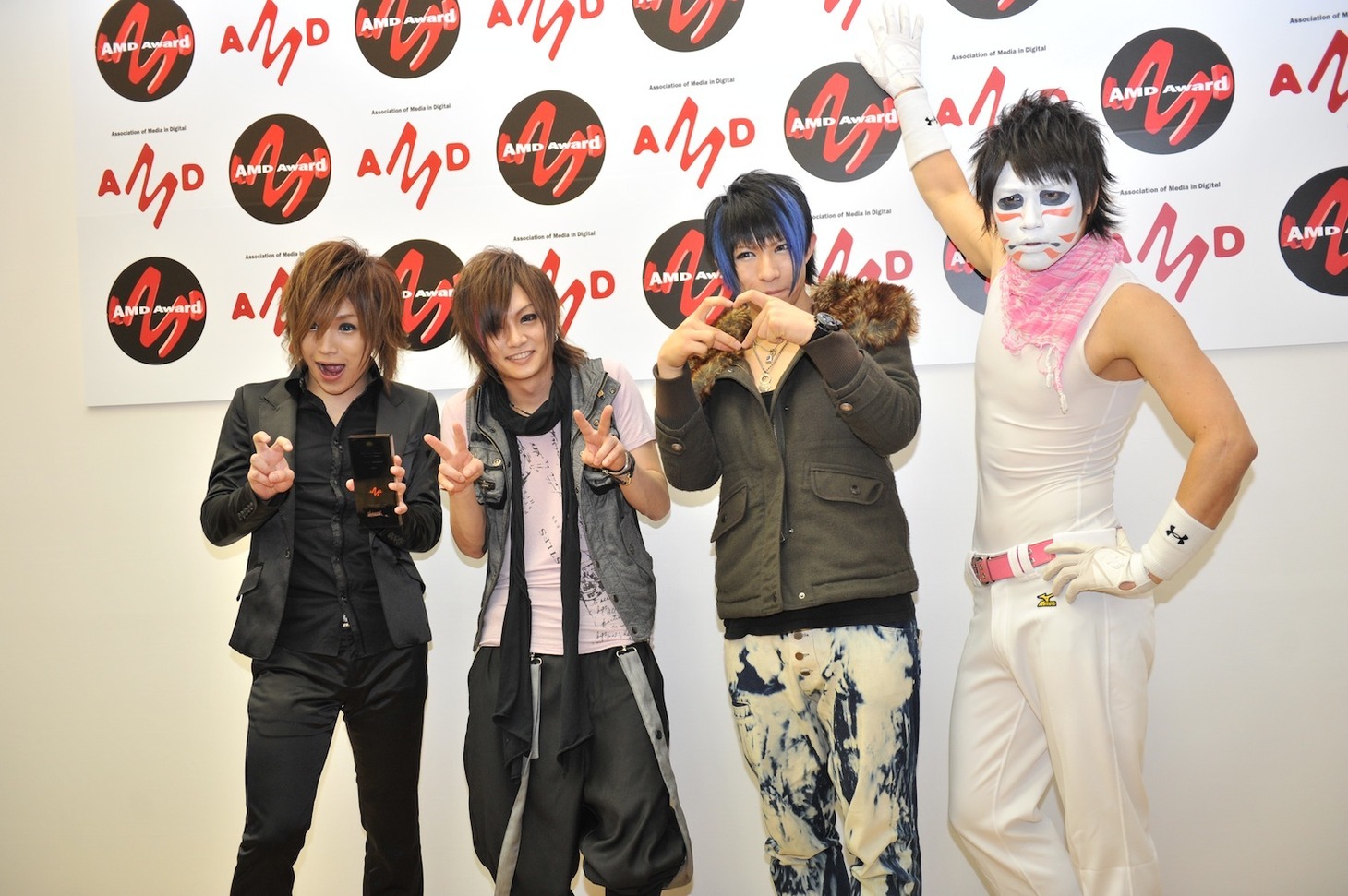 「デジタル・コンテンツ・オブ・ジ・イヤー'12 / 第18回AMDアワード」優秀賞を受賞したゴールデンボンバー。