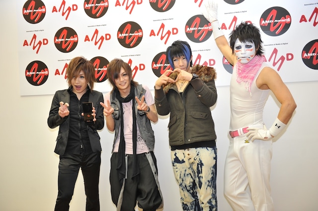 「デジタル・コンテンツ・オブ・ジ・イヤー'12 / 第18回AMDアワード」優秀賞を受賞したゴールデンボンバー。