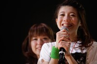 涙を流すワキサカユリカ。