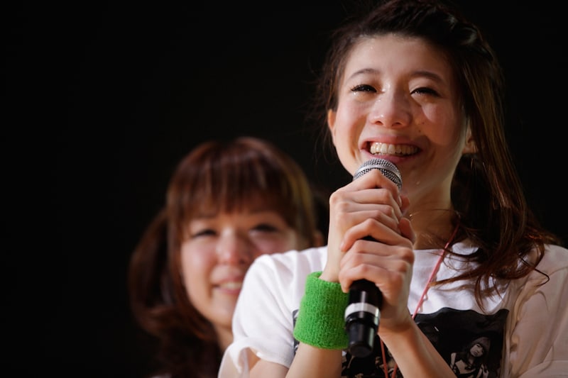 涙を流すワキサカユリカ。