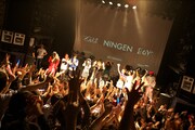 3月14日、東京・WWWで開催された「Line The Wall」リリースパーティの1コマ。写真はBO NINGEN、N'夙川BOYS、でんぱ組.inc(photo:Yasuyuki Kimura)