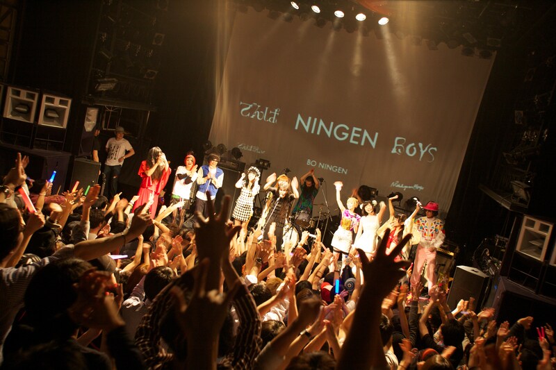 3月14日、東京・WWWで開催された「Line The Wall」リリースパーティの1コマ。写真はBO NINGEN、N'夙川BOYS、でんぱ組.inc(photo:Yasuyuki Kimura)