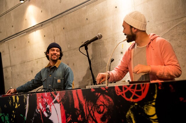 「SECRET SESSION」の様子。ONRA（奥）とSAUCE81（手前）。