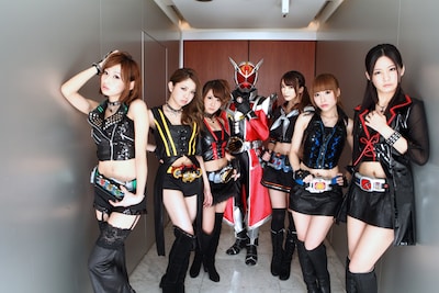 仮面ライダーウィザード フレイムドラゴン（中央）とKAMEN RIDER GIRLS。 (C)石森プロ・テレビ朝日・ADK・東映