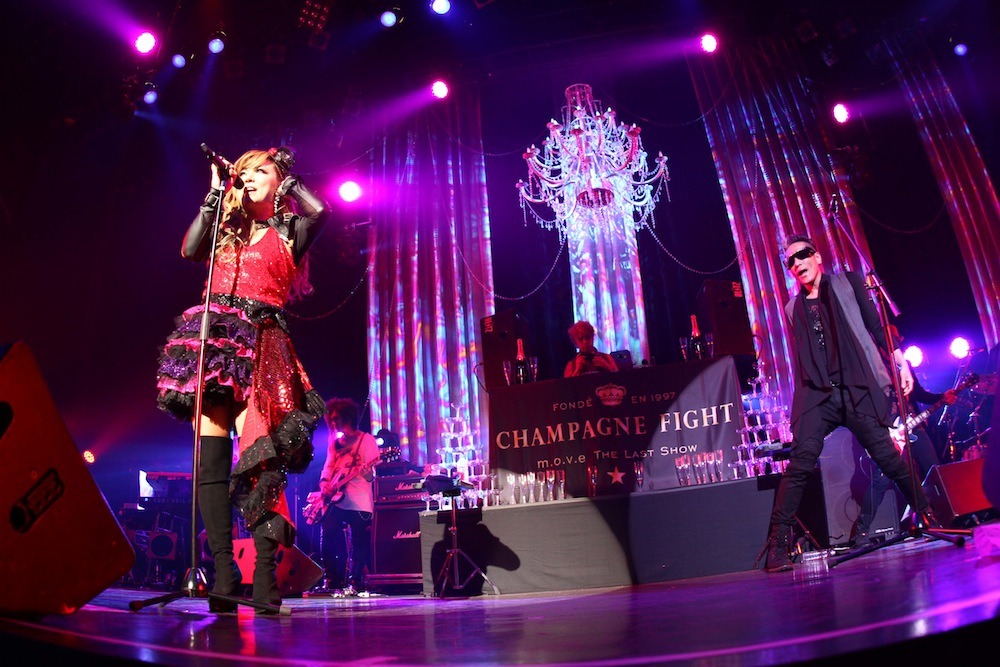 m.o.v.eラストライブ「m.o.v.e The Last Show ～Champagne Fight～」の模様。
