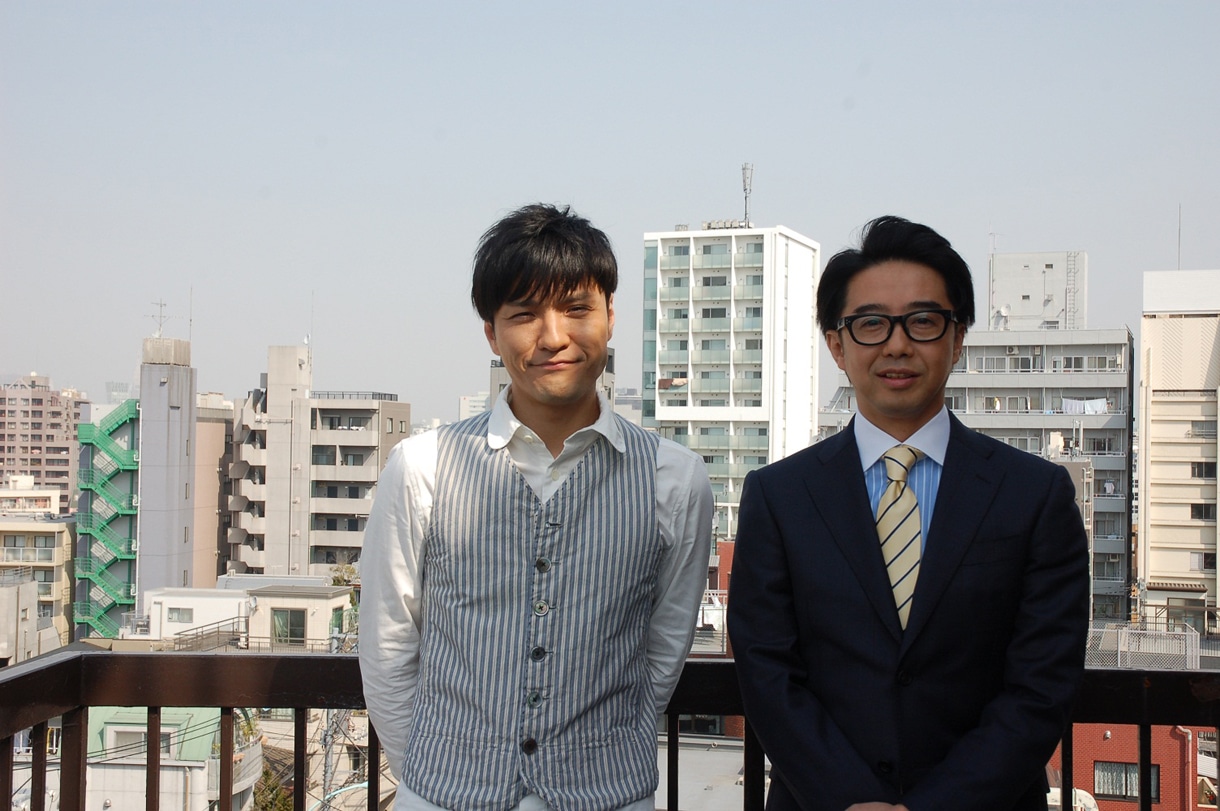 森山直太朗（左）とおぎやはぎ矢作（右）。直太朗のニューシングル「日々」のPVに、矢作が出演している。