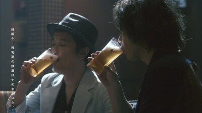 「サッポロ生ビール黒ラベル」を味わうリリー・フランキー（写真左）、斉藤和義（右）。