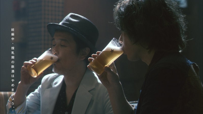 「サッポロ生ビール黒ラベル」を味わうリリー・フランキー（写真左）、斉藤和義（右）。