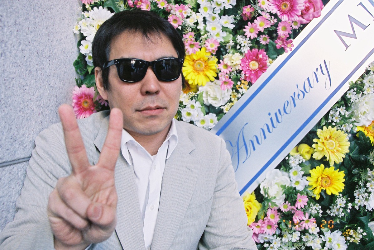 梅佳代撮影による豊田道倫アーティスト写真。