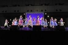 「君の名は希望」を披露する乃木坂46。