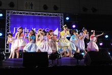 「13日の金曜日」を披露する乃木坂46。
