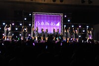 「ロマンティックいか焼き」を披露する乃木坂46。