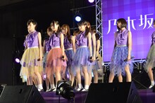 「君の名は希望」を披露する乃木坂46。