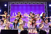 「13日の金曜日」を披露する乃木坂46。