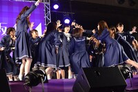 「シャキイズム」を披露する乃木坂46。