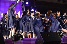 「シャキイズム」を披露する乃木坂46。