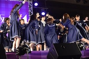 「シャキイズム」を披露する乃木坂46。