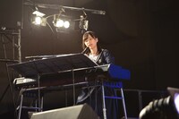ピアノ伴奏をする生田絵梨花。
