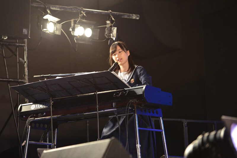 ピアノ伴奏をする生田絵梨花。